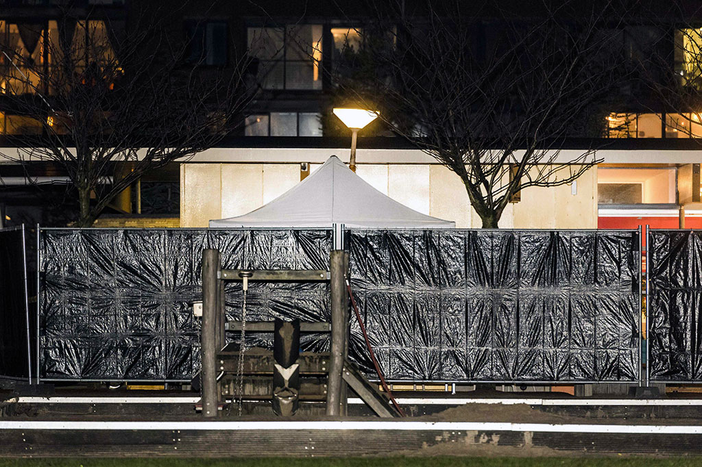 Lokasi penembakan di Grote Wittenburgstraat, Amsterdam ditutupi tirai warna gelap.
