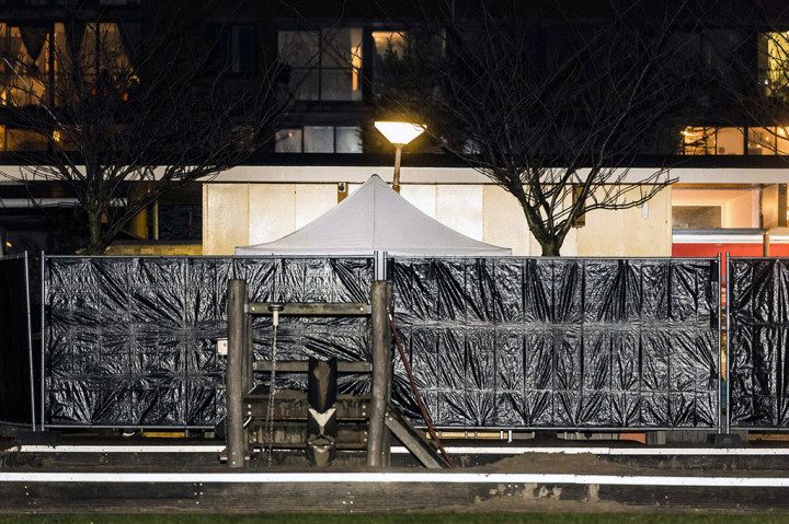 Lokasi penembakan di Grote Wittenburgstraat, Amsterdam ditutupi tirai warna gelap.