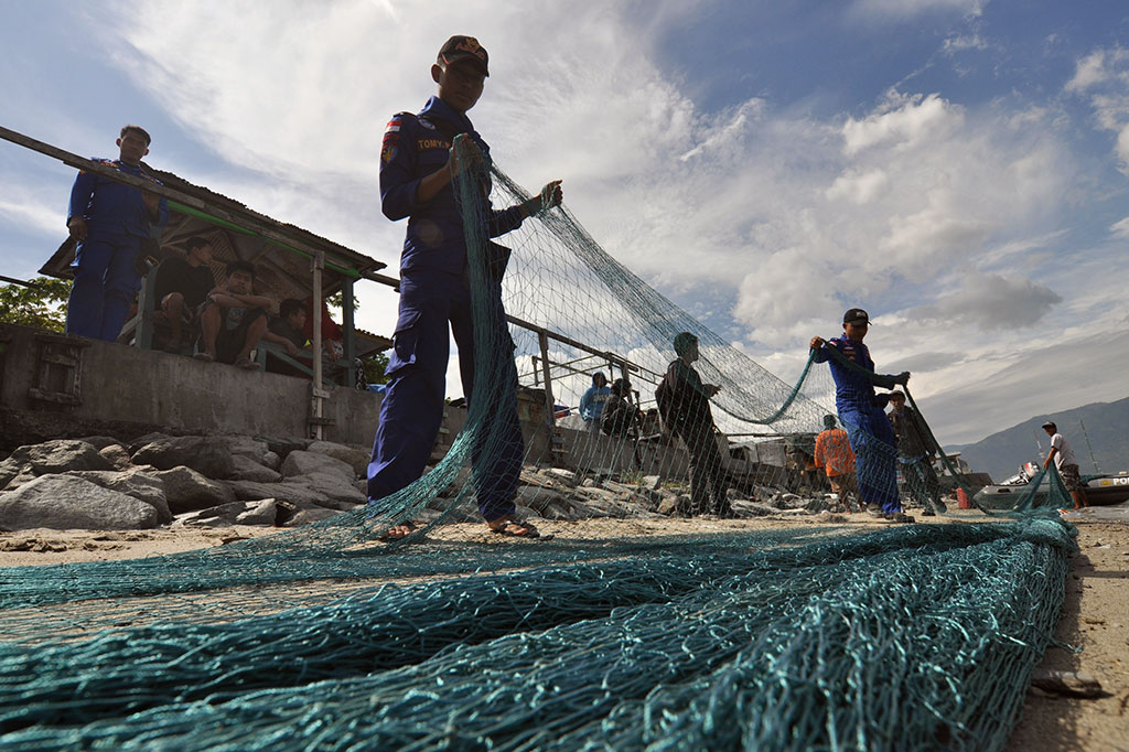 Upaya penyelamatan dengan cara memasang perangkap besi dan jaring yang dilakukan sejumlah relawan dan petugas kepolisian itu belum membuahkan hasil.