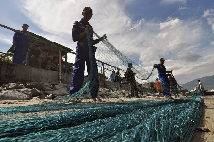 Upaya penyelamatan dengan cara memasang perangkap besi dan jaring yang dilakukan sejumlah relawan dan petugas kepolisian itu belum membuahkan hasil.