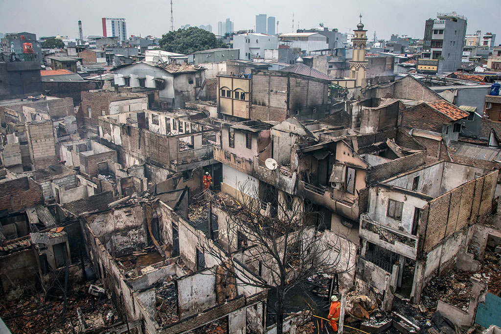 Puluhan rumah pascakebarakan yang melanda permukiman padat penduduk di Krukut, Taman Sari, Jakarta, Sabtu, 27 Januari 2018. Kebakaran yang terjadi pada dini hari tersebut menghanguskan kurang lebih 200 rumah dari 10 rukun tetangga (RT). 
