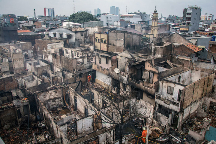 Puluhan rumah pascakebarakan yang melanda permukiman padat penduduk di Krukut, Taman Sari, Jakarta, Sabtu, 27 Januari 2018. Kebakaran yang terjadi pada dini hari tersebut menghanguskan kurang lebih 200 rumah dari 10 rukun tetangga (RT). 