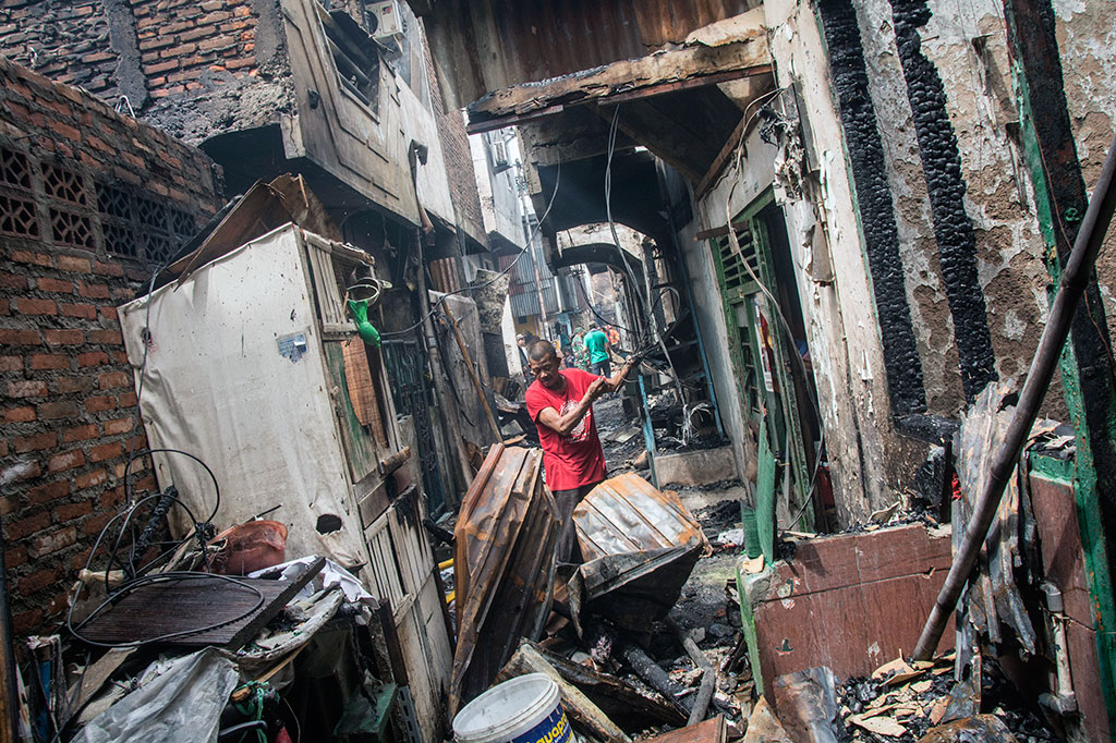 Warga korban kebakaran mencari sisa-sisa barang milikinya yang masih bisa dipergunakan.