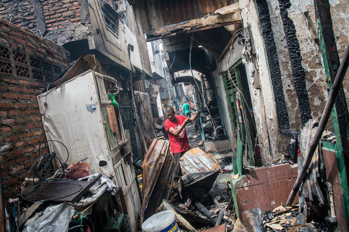 Warga korban kebakaran mencari sisa-sisa barang milikinya yang masih bisa dipergunakan.