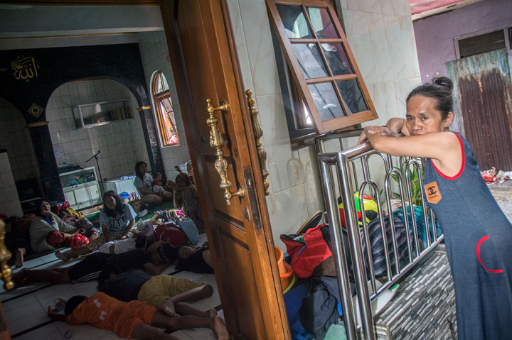 Sejumlah warga korban kebakaran mengungsi ke mushala terdekat.