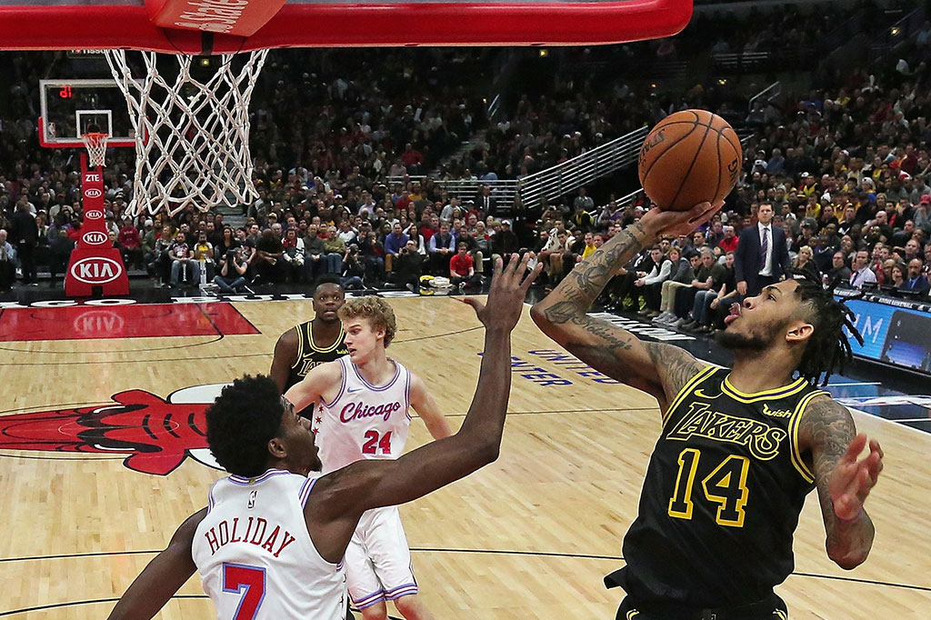 LA Lakers berhasil mengalahkan Chicago Bulls 108-103 di Chicago, Illinois, Sabtu, 27 Januari 2018. Ini merupakan kemenangan keempat secara beruntun tanpa rookie bintangnya Lonzo Ball.