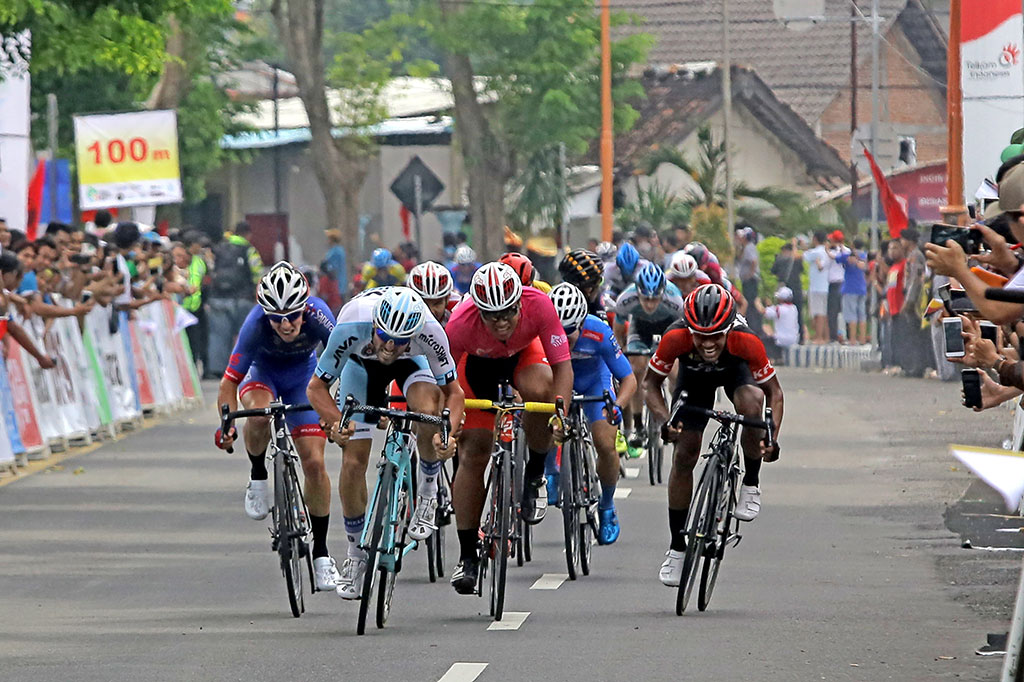 Sejumlah pembalap beradu cepat menjelang garis finis di Taman Blambangan, Banyuwangi, Jawa Timur, Sabtu, 27 Januari 2018. 