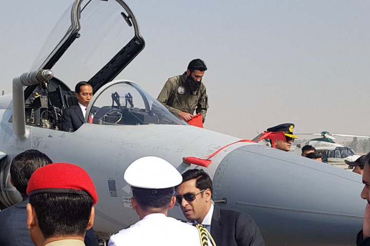 Presiden Joko Widodo masuk cockpit pesawat tempur JF-17 Thunder saat meninjau pesawat generasi keempat yang dikembangkan AU Pakistan tersebut.