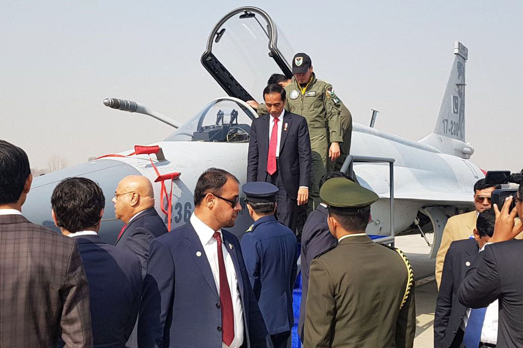 JF-17 Thunder adalah pesawat jet tempur ringan multi-peran yang bisa dioperasikan pada berbagai kondisi cuaca yang pengembangannya hasil kerja sama Chengdu Aircraft Industries Corporation (CAC) Tiongkok, AU Pakistan, dan Pakistan Aeronautical Complex (PAC). Sejak 2014 Pakistan telah mendapat hak untuk produksi sendiri. Saat ini Pakistan telah menjual produksi mereka ke Srilanka dan perundingan sedang berlangsung dengan 10 negara lainnya.