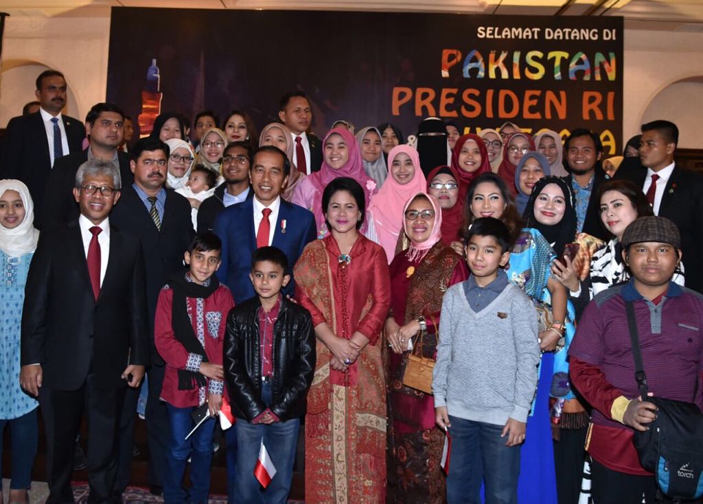 Setelah serangkaian acara kenegaraan, Presiden Joko Widodo menghadiri pertemuan dengan komunitas WNI di kantor KBRI Islamabad.