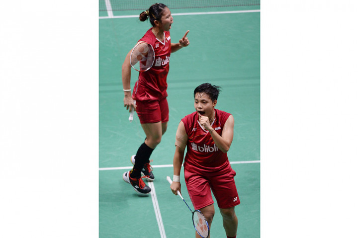 Ganda putri Greysia Polii (kiri) dan Apriani Rahayu meluapkan kegembiraannya usai mengalahkan pasangan Korsel Lee So Hee dan Shin Seung Chan di babak semifinal Indonesia Masters 2018 di Istora Senayan, Jakarta, Sabtu, 27 Januari 2018.