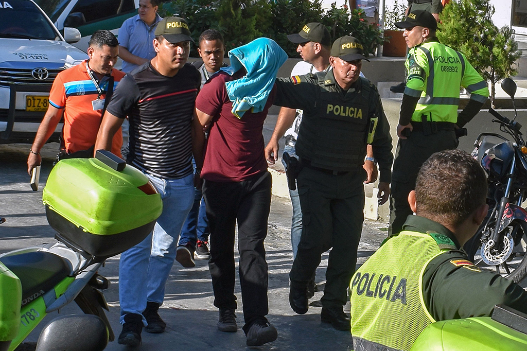 Polisi sudah menangkap satu orang yang diduga memiliki hubungan dengan terduga pelaku. Polisi juga menduga ada keterlibatan orang lain lagi di peristiwa ini.