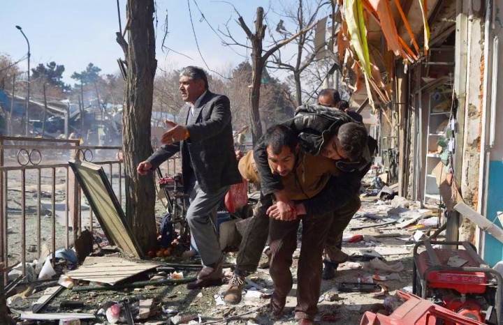 Warga mengevakuasi korban dari lokasi ledakan. Saksi mata menyebut ledakan berasal dari sebuah mobil ambulance. 