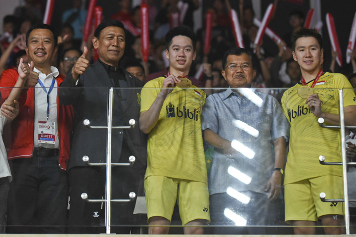 Wakil Presiden Jusuf Kalla (kedua kanan) berfoto bersama ganda putra Indonesia Kevin Sanjaya Sukamuljo (tengah) dan Marcus Fernaldi Gideon (kanan), Menpora Imam Nahrawi (kiri) dan Ketua Umum PP PBSI Wiranto (kedua kiri) yang juga Menko Polhukam, seusai mengalahkan ganda putra Cina Li Junhui dan Liu Yuchen pada babak final Indonesia Masters 2018 di Istora Senayan, Jakarta. ANTARA/Hafidz Mubarak A
