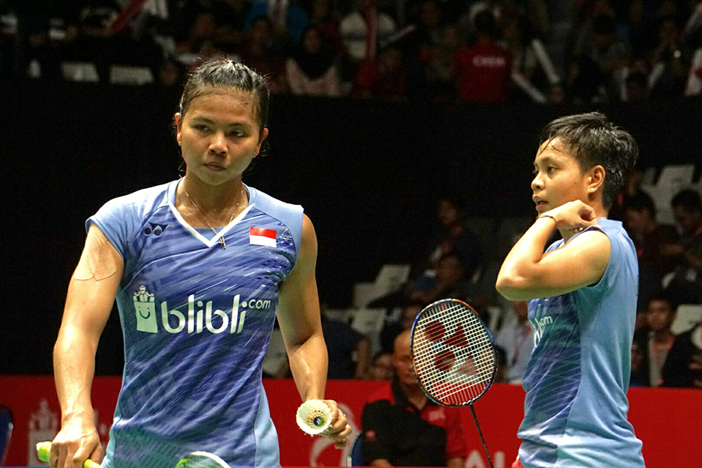 Greysia Polii/Apriyani Rahayu kalah dua gim langsung dengan skor 17-21 dan 12-21.

