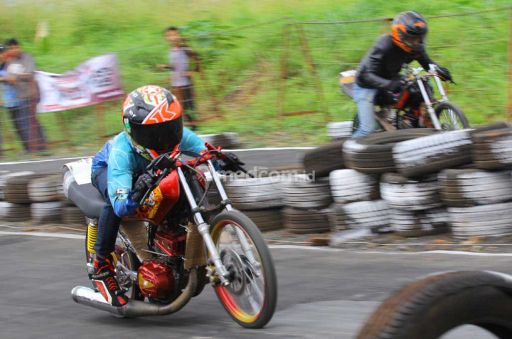 Penting untuk menunduk dan mengurangi hambatan angin saat berakselerasi agar meraih waktu tercepat di titik finishnya. medcom.id/Ahmad Garuda