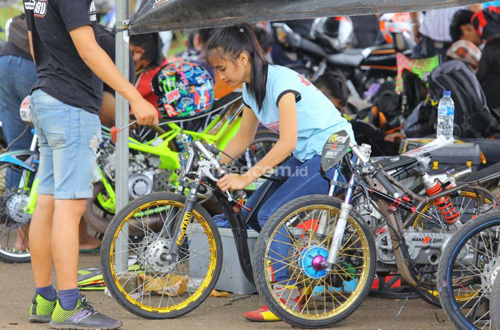 Tak hanya kaum lelaki, kaum perempuan pun banyak yang menggandrungi olahraga balap lurus ini. Terutama untuk kelas-kelas motor bertransmisi otomatis. medcom.id/Ahmad Garuda