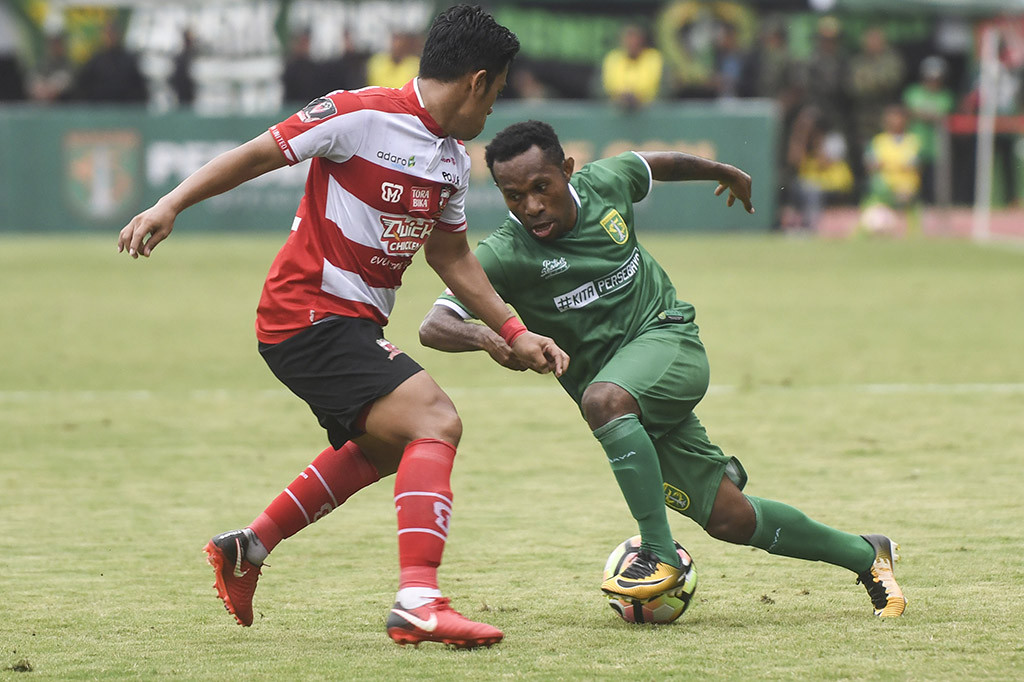 Yohanes Pahabol membuka keunggulan Persebaya melalui sepakan spekulatifnya dari sisi kiri lapangan pada menit ke-30. Pemain sayap itu berhasil menaklukkan Satria lewat tendangannya yang berbelok tajam ke gawang Madura United.
