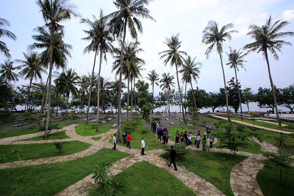 Penghargaan tersebut diraih karena upaya-upaya Banyuwangi meningkatkan kenyamanan berkunjung bagi wisatawan, terutama dari aspek kebersihan lewat kategori clean tourist city.