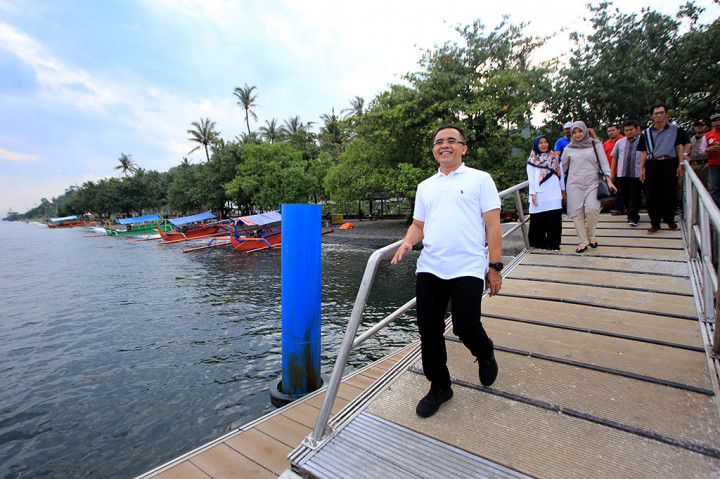 Bupati Banyuwangi Abdulah Azwar Anas meninjau tempat wisata di Garand New Watudodol, Banyuwangi, Jawa Timur, Minggu, 28 Januari 2018. Inovasi pengembangan pariwisata Banyuwangi kembali menerima penghargaan Internasional 