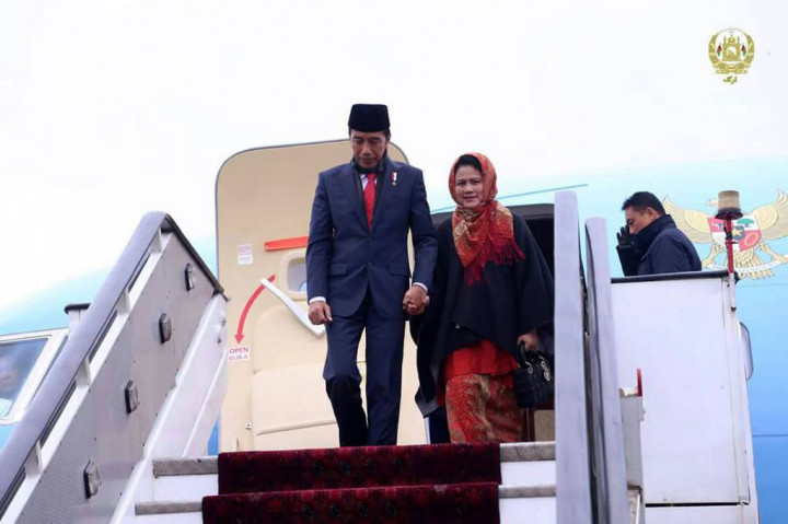 Presiden Joko Widodo dan Ibu Negara Iriana Joko Widodo tiba di Bandara Internasional Hamid Karzai, Kabul, Afghanistan, Senin 29 Januari 2018 pukul 11.40 waktu setempat atau 14.10 WIB.