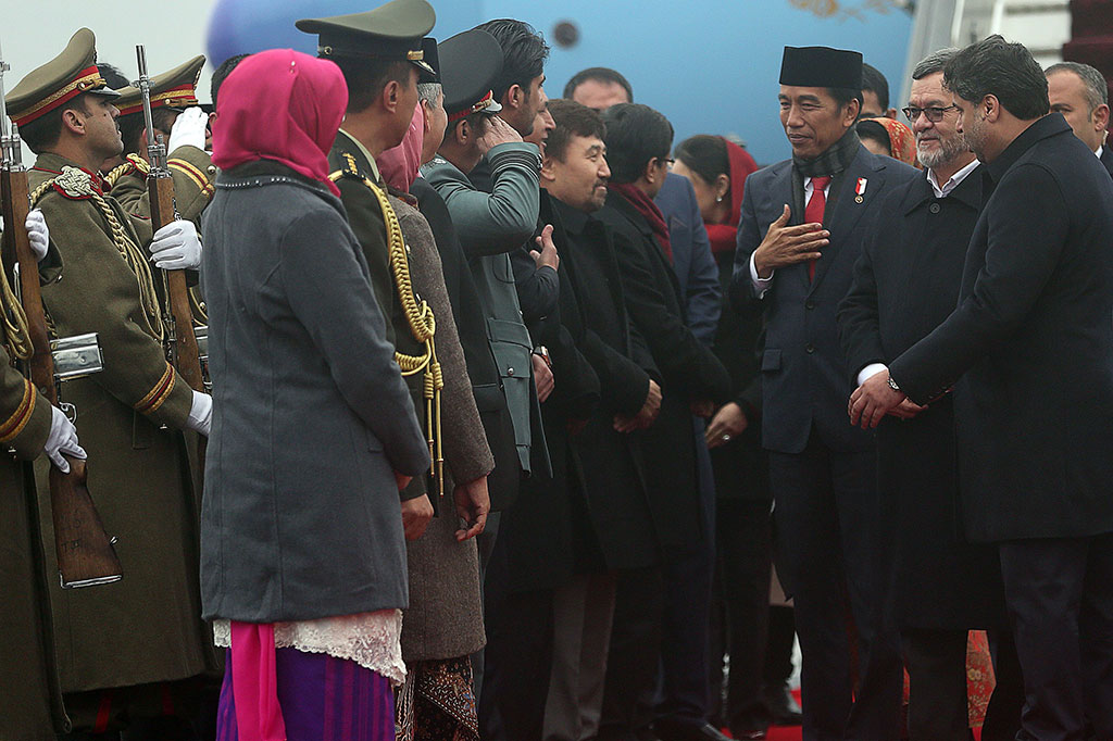 Di pintu pesawat, Dubes RI untuk Afghanistan Arief Rachman, Kepala Protokol Negara Afghanistan, Menlu Afghanistan Salahudin Rabbani hingga Wapres Sarwar Danish menyambut kedatangan Presiden Jokowi dan Ibu Iriana. Udara dingin bahkan hujan salju yang menyelimuti Kabul tidak mengurangi hangatnya penyambutan yang dilakukan pemerintah Afghanistan.