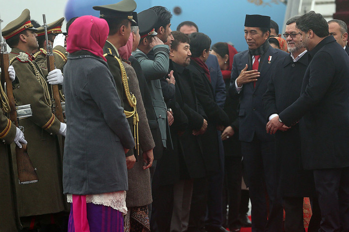 Di pintu pesawat, Dubes RI untuk Afghanistan Arief Rachman, Kepala Protokol Negara Afghanistan, Menlu Afghanistan Salahudin Rabbani hingga Wapres Sarwar Danish menyambut kedatangan Presiden Jokowi dan Ibu Iriana. Udara dingin bahkan hujan salju yang menyelimuti Kabul tidak mengurangi hangatnya penyambutan yang dilakukan pemerintah Afghanistan.