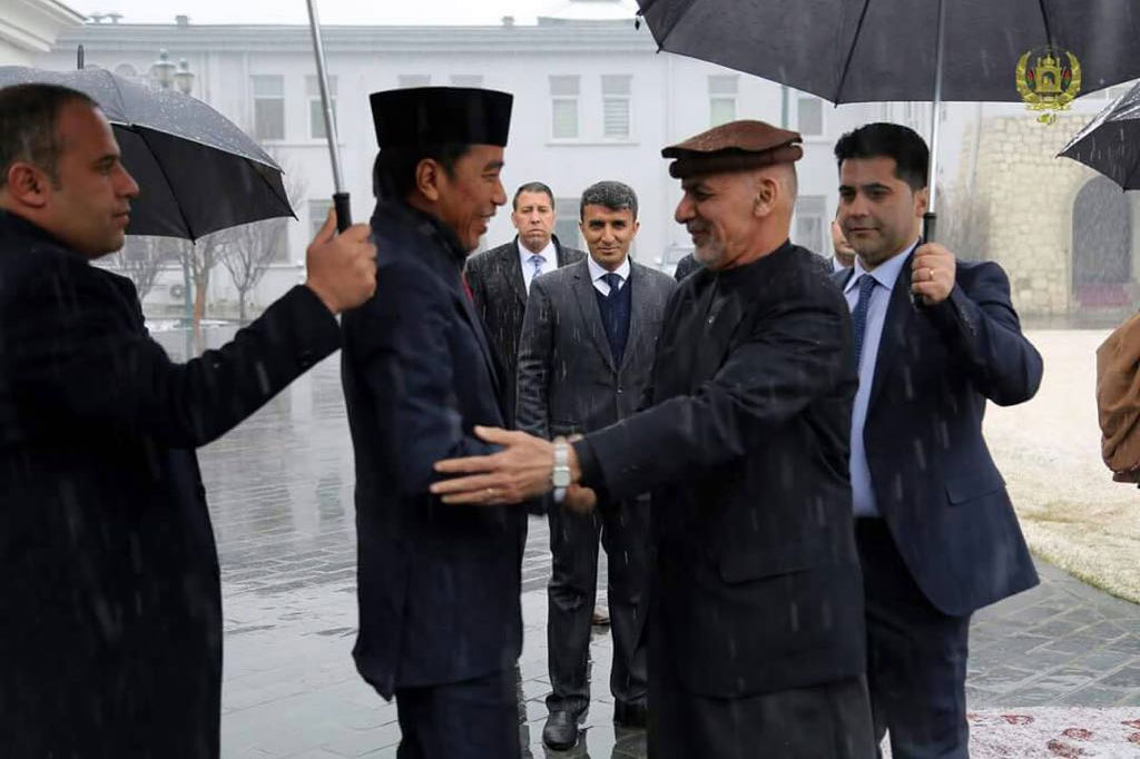 Presiden Jokowi disambut oleh Presiden Afghanistan Ashraf Ghani di Istana Kepresidenan Agr di Kabul.