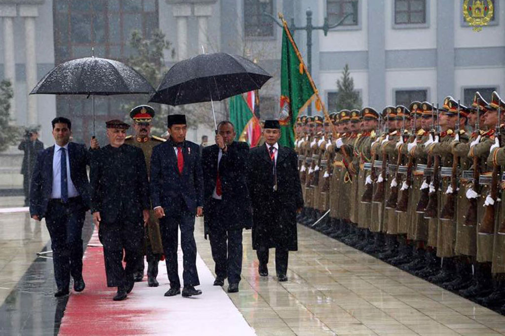 Presiden Jokowi dan Presiden Ashraf Ghani melakukan inspeksi pasukan.