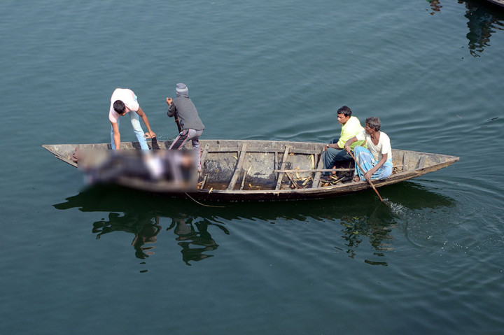 Penyelidikan awal dan menurut keterangan saksi mata menyatakan bahwa sopir bus yang juga meninggal dalam kecelakaan kehilangan kendali saat berusaha menyalip kendaraan lain saat melintasi jembatan tersebut. Bus kemudian menabrak pagar pembatas jembatan dan terjun dari ketinggian 12 meter ke sungai di bawahnya.