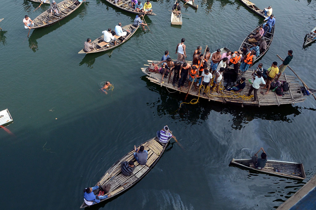 Tim penyelamat telah menemukan 36 jenazah, sementara sembilan penumpang yang selamat dirawat di rumah sakit. 