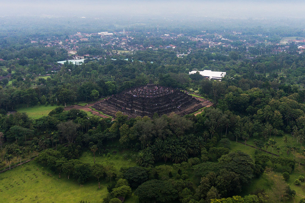 Peninggalan ini dibangun sebagai tempat pemujaan agama Buddha sekaligus tempat ziarah. Borobudur dibangun dengan gaya Mandala yang mencerminkan alam semesta dalam kepercayaan Buddha. Struktur bangunan ini berbentuk kotak dengan empat pintu masuk dan titik pusat berbentuk lingkaran. 