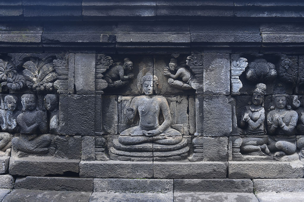 Dari data yang ada, terdapat sekitar 2.672 panel relief dan 504 arca Buddha. Relief-relief tersebut memiliki bentuk dan ukiran yang menceritakan suatu kisah atau gambaran kehidupan zaman Jawa kuno.