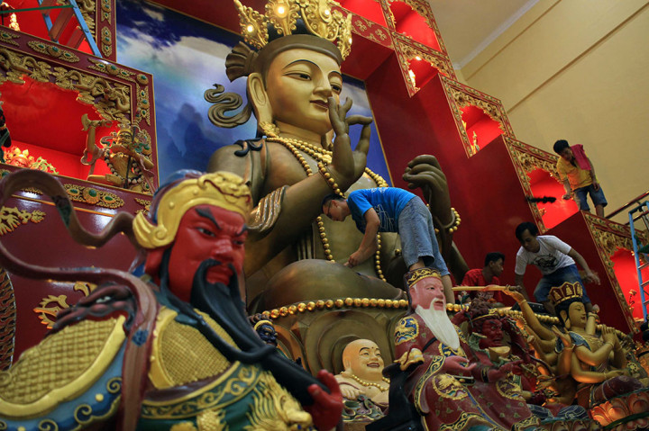 Pengurus vihara membersihkan patung Buddha di Vihara Satya Buddha Visudhi Marga, Medan, Sumatra Utara. ANTARA/Septianda Perdana