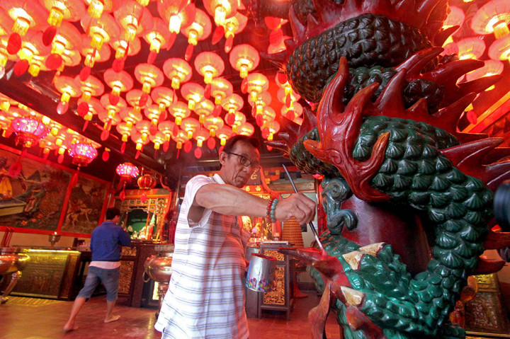 Pengurus vihara mengecat sejumlah ornamen di Vihara Dhanagun Kota Bogor, Jawa Barat. ANTARA/Yulius Satria Wijaya
