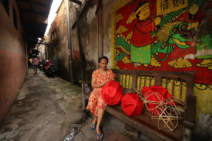 Warga kampung pecinan Tambak Bayan, Surabaya, Jawa Timur membuat lampion dan pernik Imlek lainnya sebagai hiasan guna menyambut Tahun Baru Imlek 2018 yang jatuh pada 16 Februari 2018 mendatang. ANTARA/Didik Suhartono