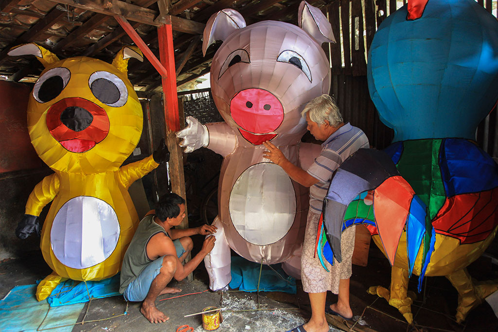 Perajin menyelesaikan pesanan lampion dengan karakter shio di Mojosongo, Solo, Jawa Tengah. Pembuatan lampion dengan pernak-pernik dan hiasan khas Tionghoa tersebut selanjutnya akan dipajang untuk dekorasi Kota Solo dalam rangka perayaan Imlek. ANTARA/Maulana Surya