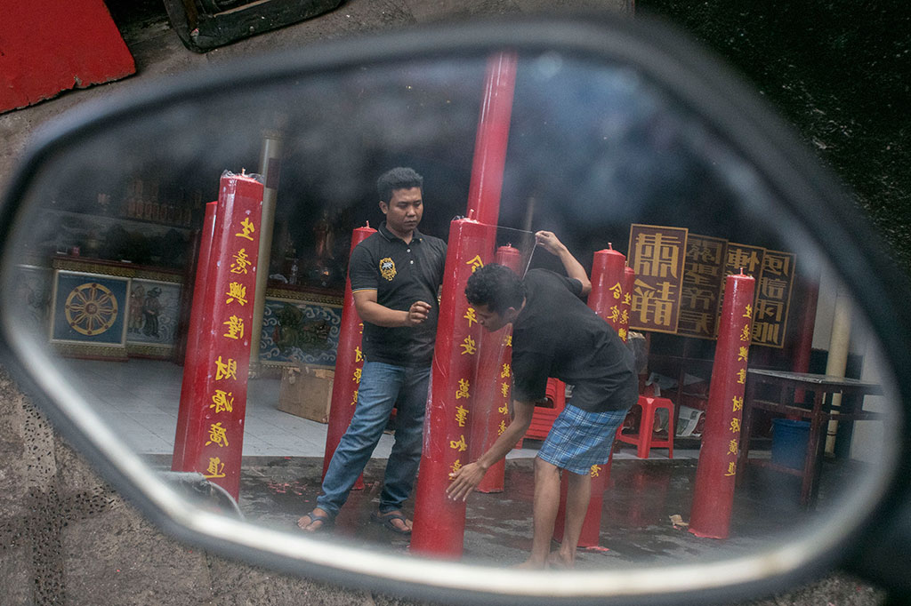 Pekerja menyelesaikan pesanan lilin di Vihara Dharma Ramsi, Bandung, Jawa Barat. Sedikitnya 200 lilin yang bermakna harapan tersebut diproduksi sesuai pesanan jemaat yang akan menjalani ritual Tahun Baru Imlek 2569 yang ber-shio Anjing Tanah. ANTARA/Novrian Arbi