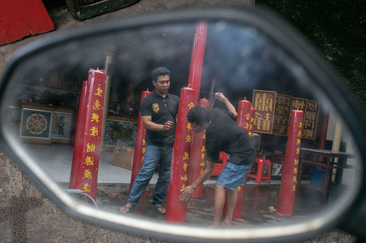 Pekerja menyelesaikan pesanan lilin di Vihara Dharma Ramsi, Bandung, Jawa Barat. Sedikitnya 200 lilin yang bermakna harapan tersebut diproduksi sesuai pesanan jemaat yang akan menjalani ritual Tahun Baru Imlek 2569 yang ber-shio Anjing Tanah. ANTARA/Novrian Arbi