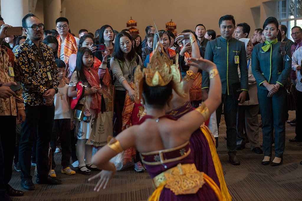 Sejumlah penumpang asal Tiongkok mendapat sambutan tari Bali setibanya mereka di Bandara Ngurah Rai setelah menempuh penerbangan perdana Garuda Indonesia rute Xian, Tiongkok - Denpasar, Bali, Selasa, 30 Januari 2018. 