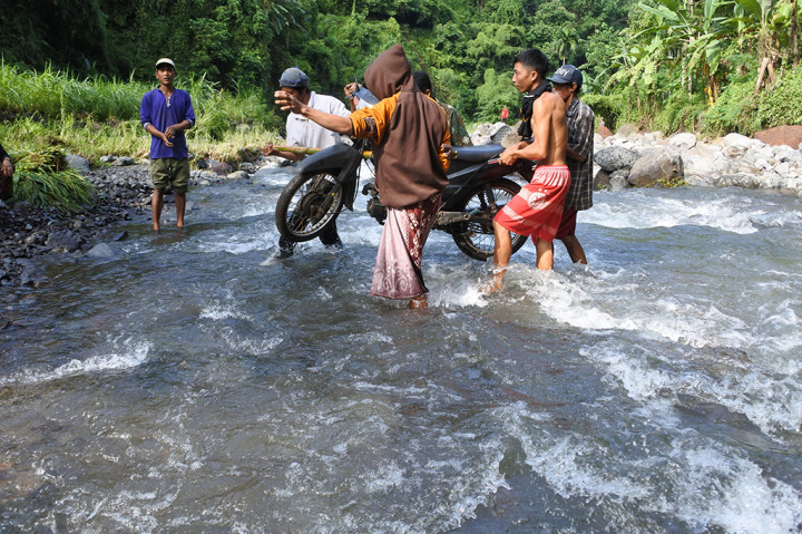 Selain itu, sebanyak 70 kepala keluarga di desa tersebut terisolasi karena jembatan penghubung rusak diterjang banjir.