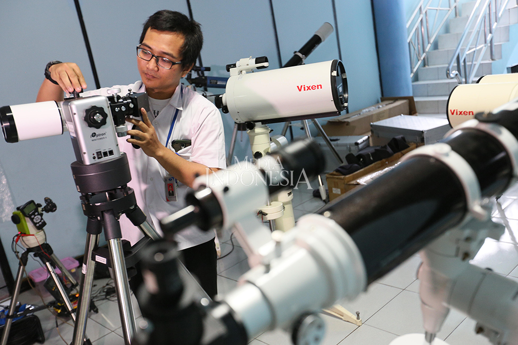 Narasumber Astronomi dari Planetarium Jakarta mempersiapkan teropong yang akan digunakan untuk melihat fenomena alam gerhana bulan total di Planetarium Jakarta.