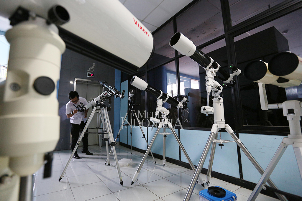 Planetarium Jakarta mempersiapkan sekitar 16 teleskop yang dapat digunakan masyarakat secara bergantian untuk melihat fenomena yang terjadi setelah 152 tahun tersebut. 