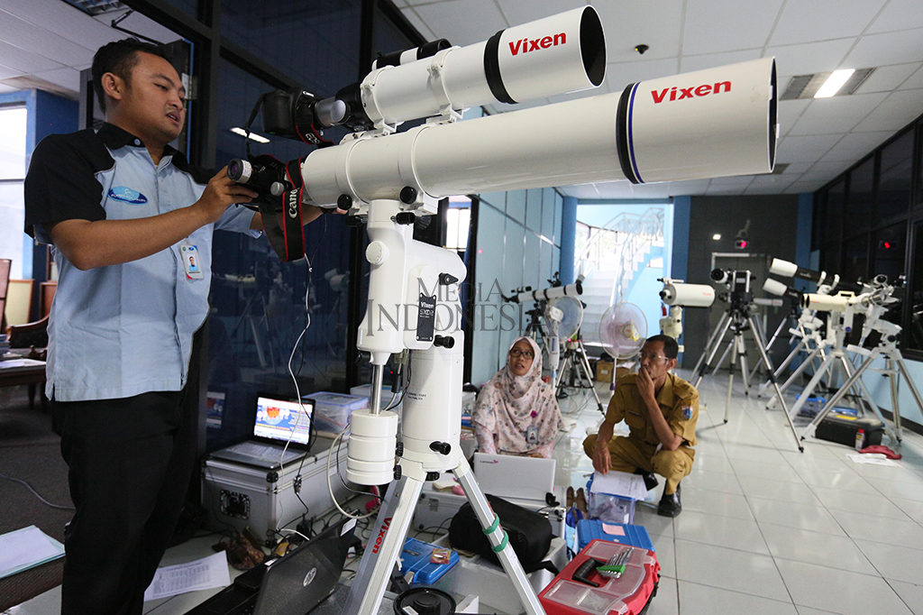 Selain itu, Planetarium Jakarta juga menyiapkan 37 astronom untuk mendampingi masyarakat, satu mobil observasi, mobil toilet umum.