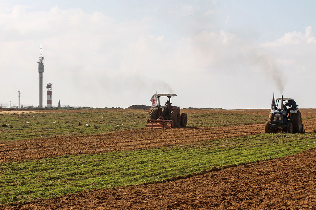 Namun kekhawatiran masih menghantui para petani yang kembali ke lahan mereka. Mereka masih cemas hanya bisa mengakses lahan pertaniannya hanya sementara. Mereka belum yakin bisa memanen hasilnya. 