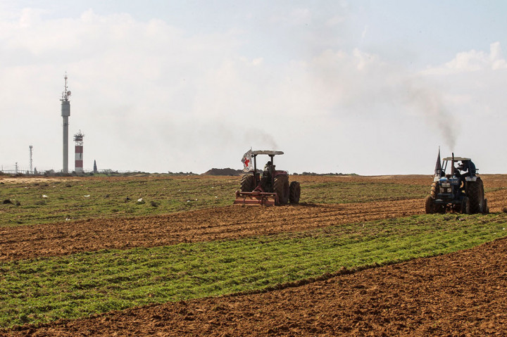 Namun kekhawatiran masih menghantui para petani yang kembali ke lahan mereka. Mereka masih cemas hanya bisa mengakses lahan pertaniannya hanya sementara. Mereka belum yakin bisa memanen hasilnya. 