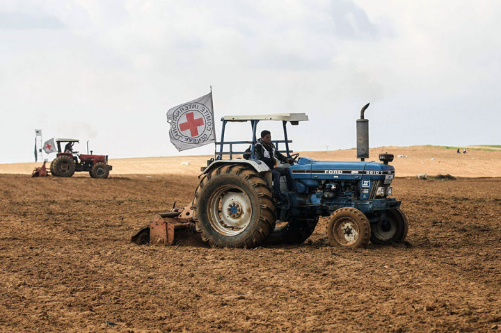 Pada 2006, setelah penangkapan seorang serdadu Israel oleh anggota gerakan Hamas, Israel memberlakukan blokade di Gaza. Tindakan itu diperketat Israel setahun kemudian setelah kelompok perlawanan Palestina itu menggulingkan gerakan Fatah pimpinan Presiden Palestina Mahmoud Abbas di Jalur Gaza. Sejak itu Israel dan Hamas bertempur dalam tiga perang dan blokade itu terus dilakukan.