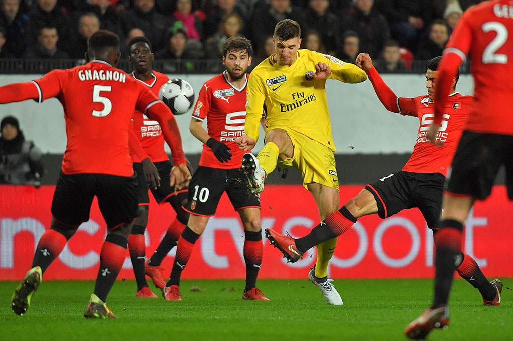 PSG membuka keunggulan pada menit ke-24 lewat gol spektakuler Thomas Meunier. Sepakan voli Meunier dari luar kotak penalti menjebol gawang Rennes yang dijaga Abdoulaye Diallo.