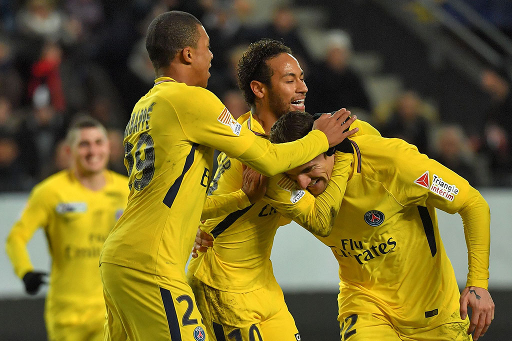 Meunier melakukan selebrasi bersama rekan-rekan setimnya.