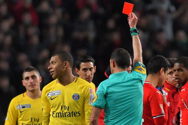 Mbappe diusir keluar lapangan pada menit ke-63 karena tekel kerasnya terhadap Ismaila Sarr.